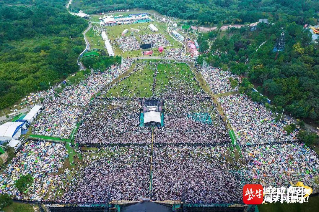 苏超也上音乐节了,这个“双节”跟着节奏蹦起来