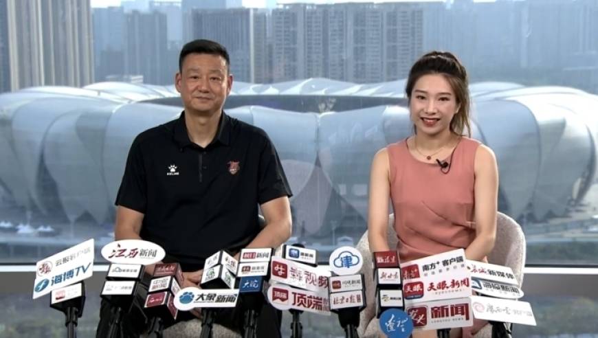 男篮名宿郑武:58岁成为名帅,老婆很漂亮,儿子进军CBA