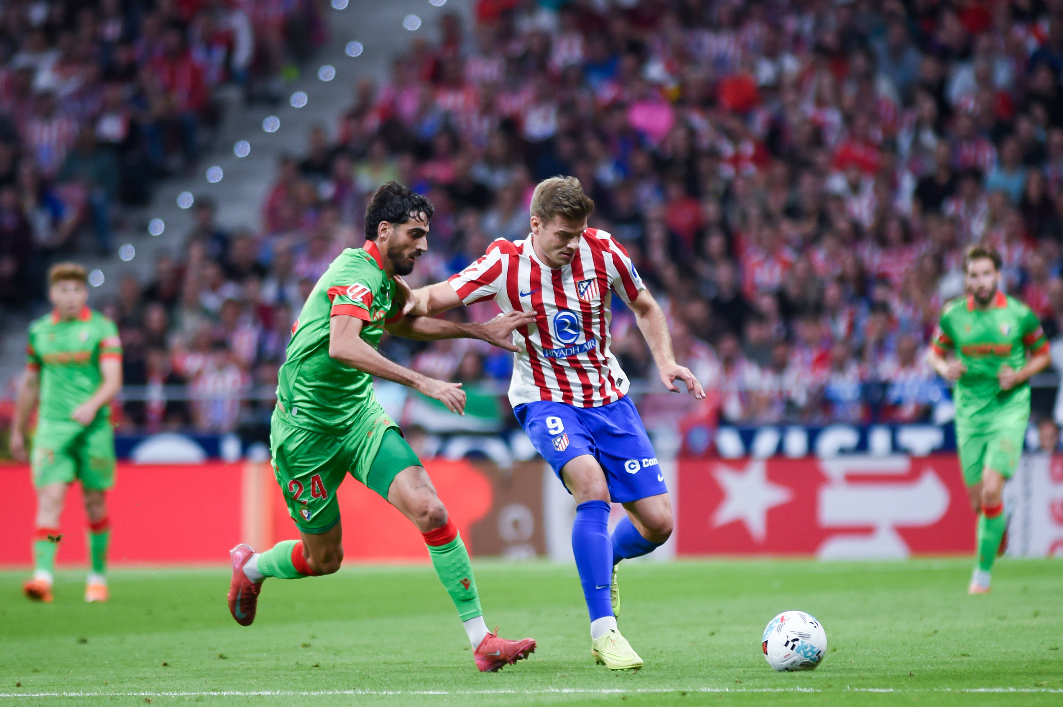 （体育）足球——西甲：马德里竞技胜奥萨苏纳