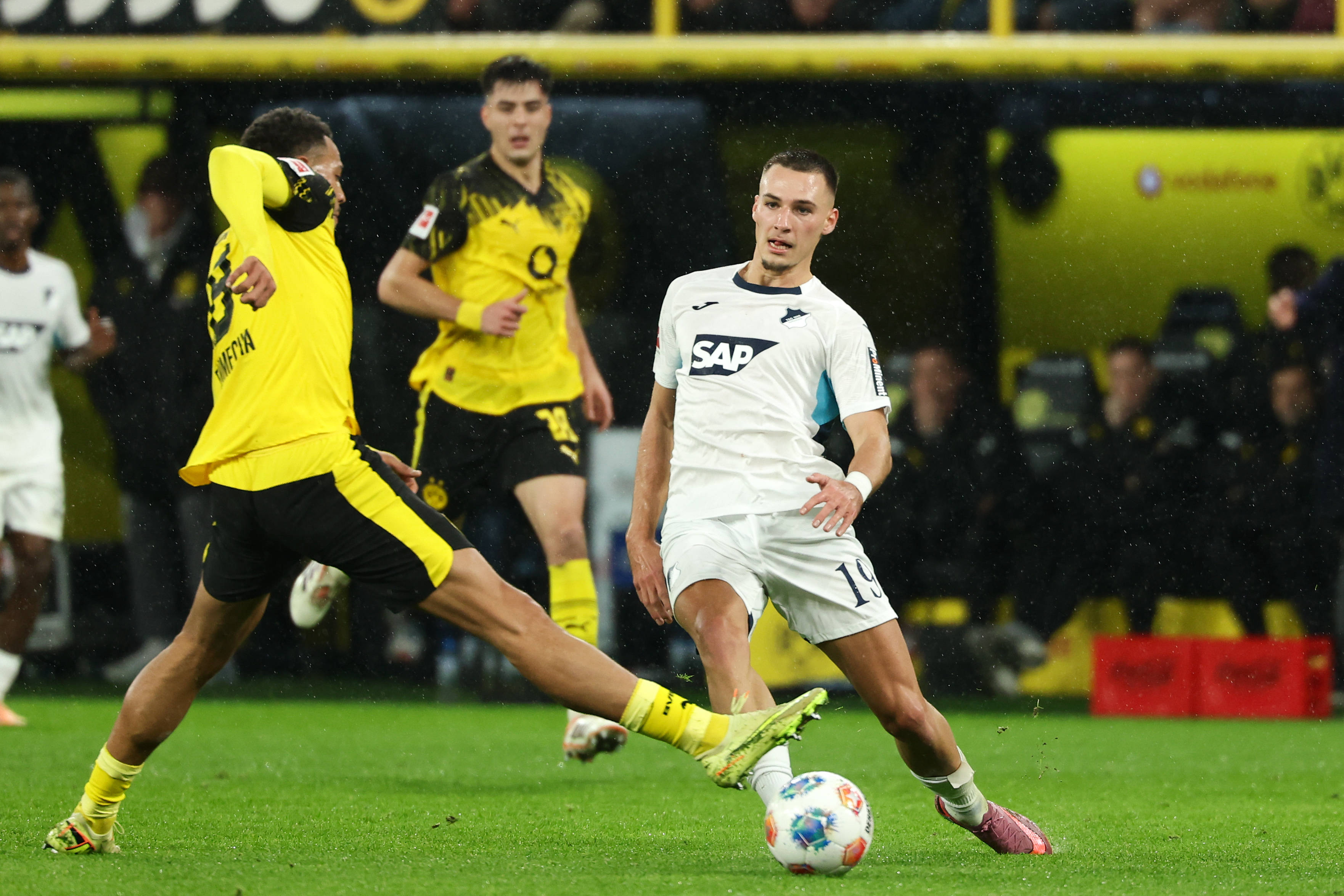 （体育）足球——德甲：多特蒙德胜霍芬海姆