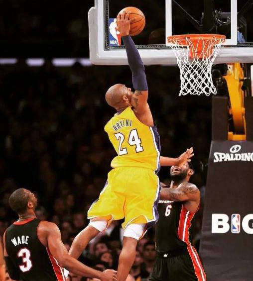 为何科比能够在湖人队退役两件球衣？因为他对湖人队意义非凡