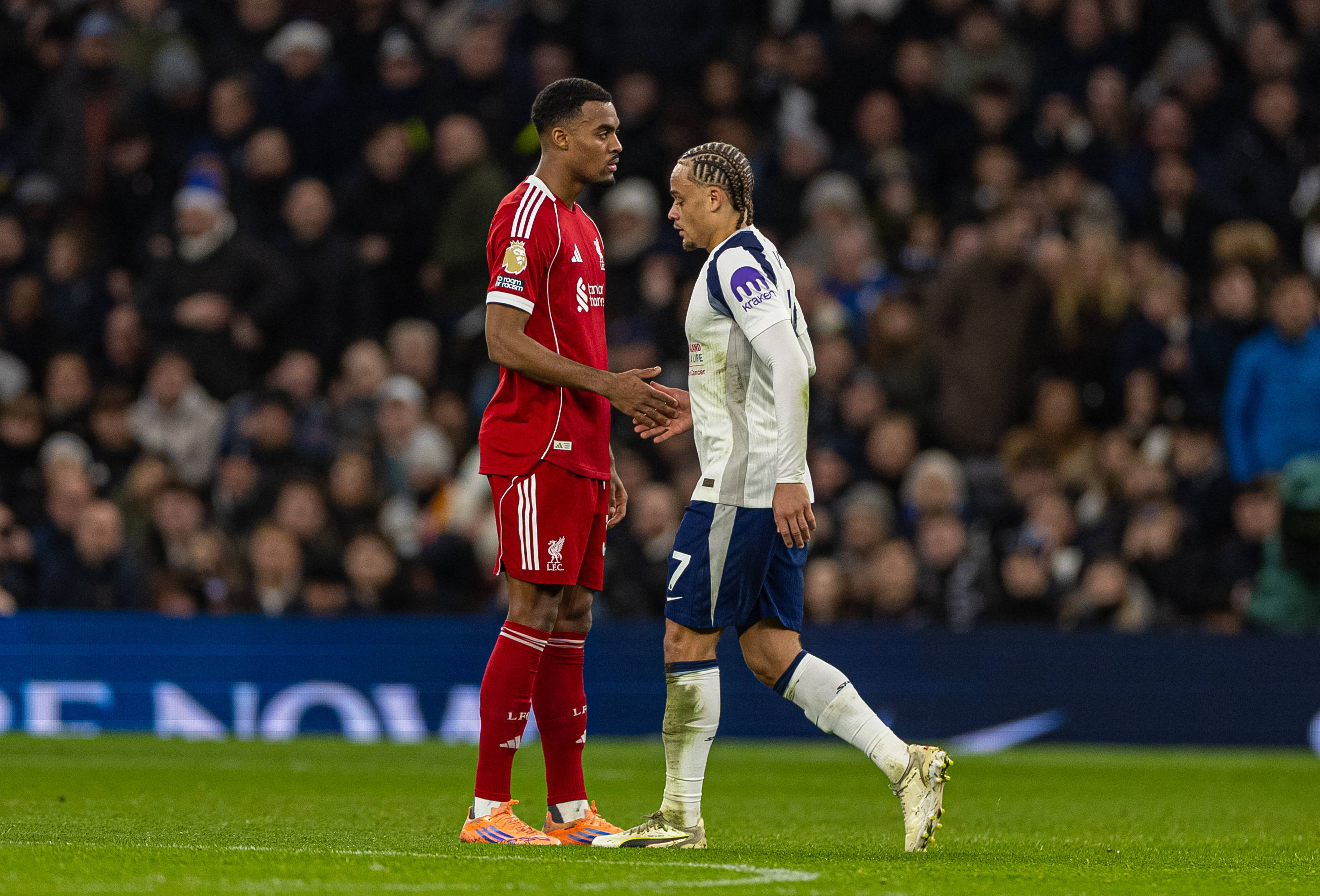 （体育）足球——英超：热刺不敌利物浦