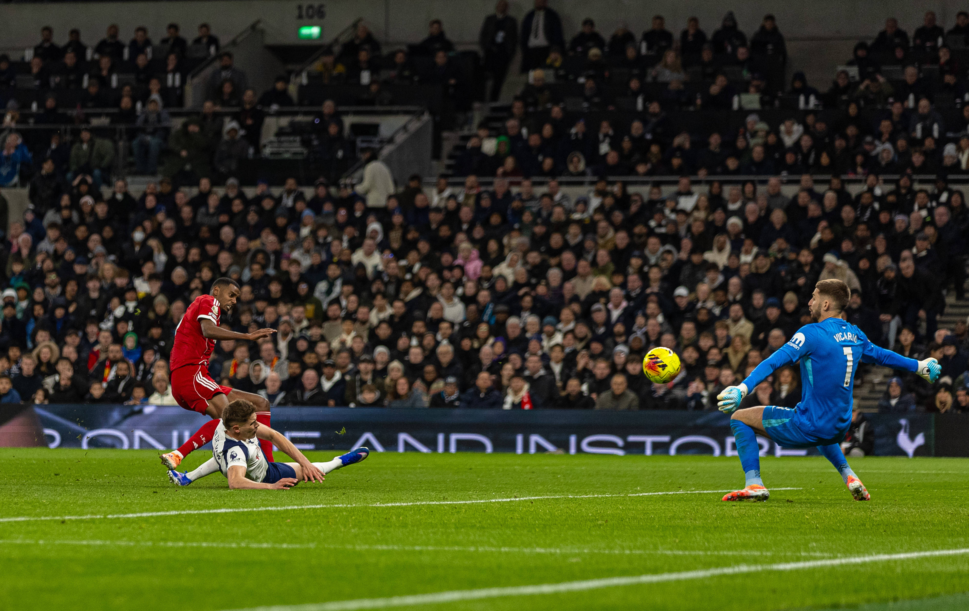 （体育）足球——英超：热刺不敌利物浦