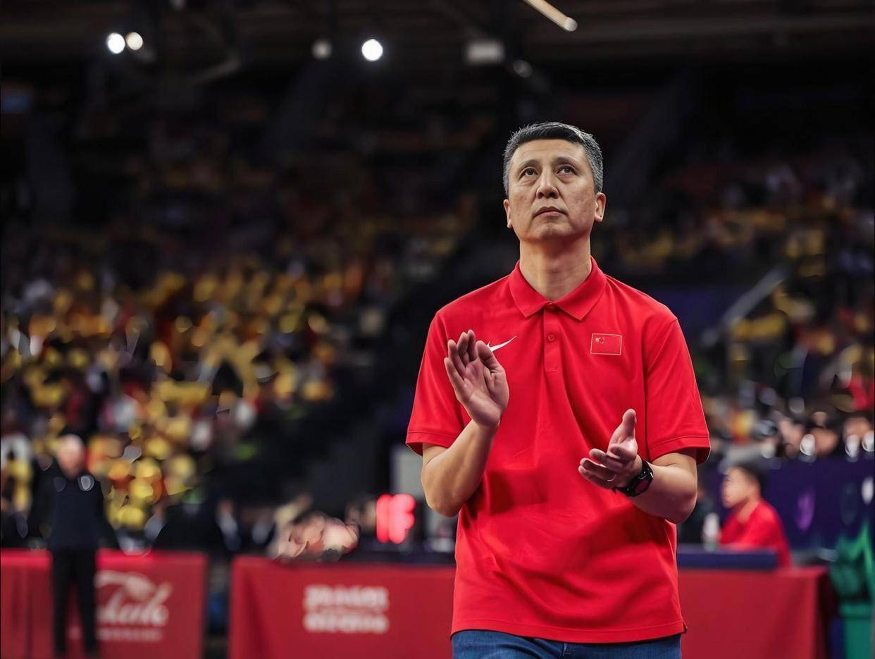 郭仕强盯着徐杰观察了一整场，不是赞赏，而是在严格评估，20分钟内徐杰零失投先抢下两个前场篮板，关键时刻沉着命中追身三分