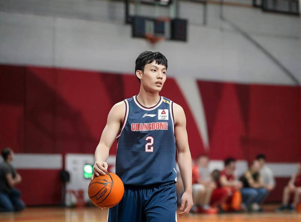 郭仕强盯着徐杰观察了一整场，不是赞赏，而是在严格评估，20分钟内徐杰零失投先抢下两个前场篮板，关键时刻沉着命中追身三分