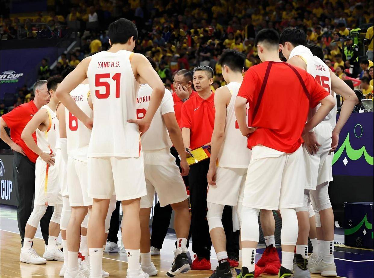 郭仕强盯着徐杰观察了一整场，不是赞赏，而是在严格评估，20分钟内徐杰零失投先抢下两个前场篮板，关键时刻沉着命中追身三分