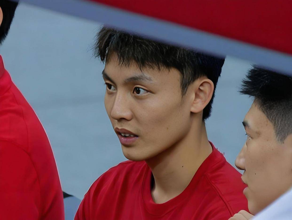 郭仕强盯着徐杰观察了一整场，不是赞赏，而是在严格评估，20分钟内徐杰零失投先抢下两个前场篮板，关键时刻沉着命中追身三分