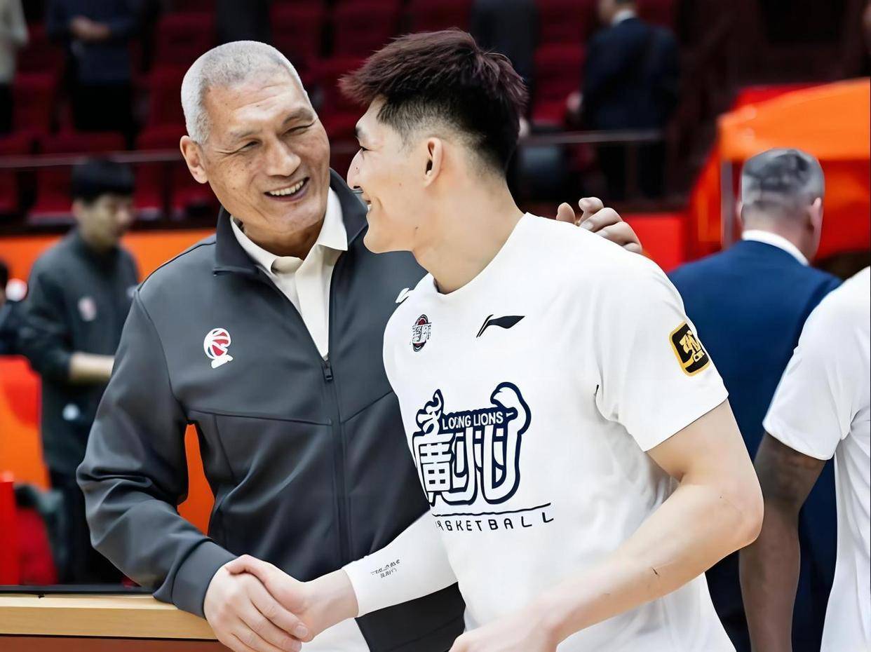 郭仕强盯着徐杰观察了一整场，不是赞赏，而是在严格评估，20分钟内徐杰零失投先抢下两个前场篮板，关键时刻沉着命中追身三分