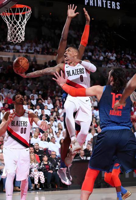 一人一城的孤胆传奇！利拉德超远三分绝杀，开拓者118-115险胜