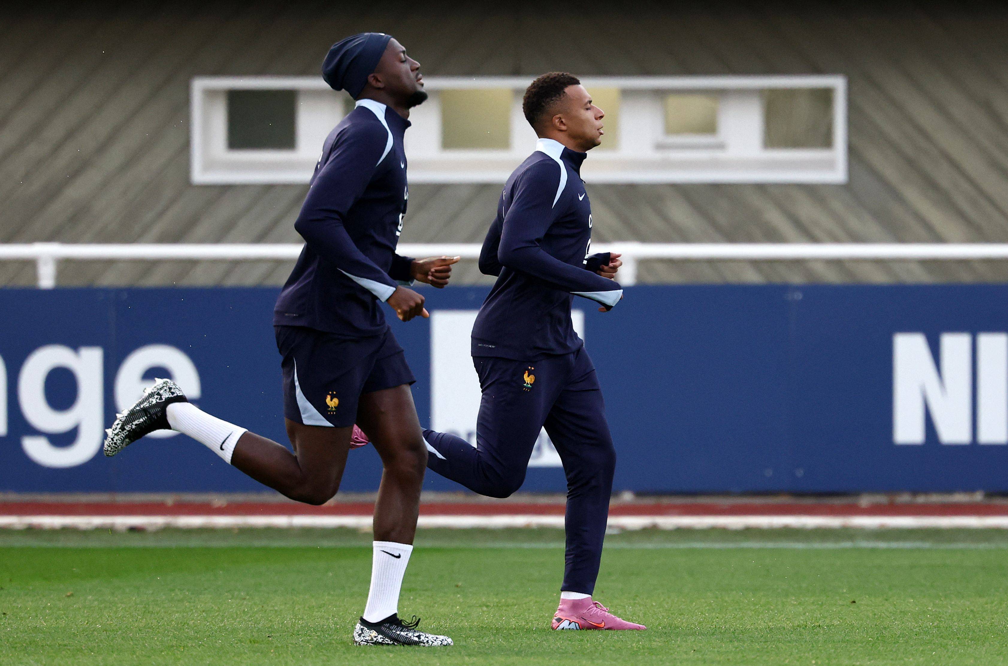 （外代二线）足球——世预赛：法国队备战