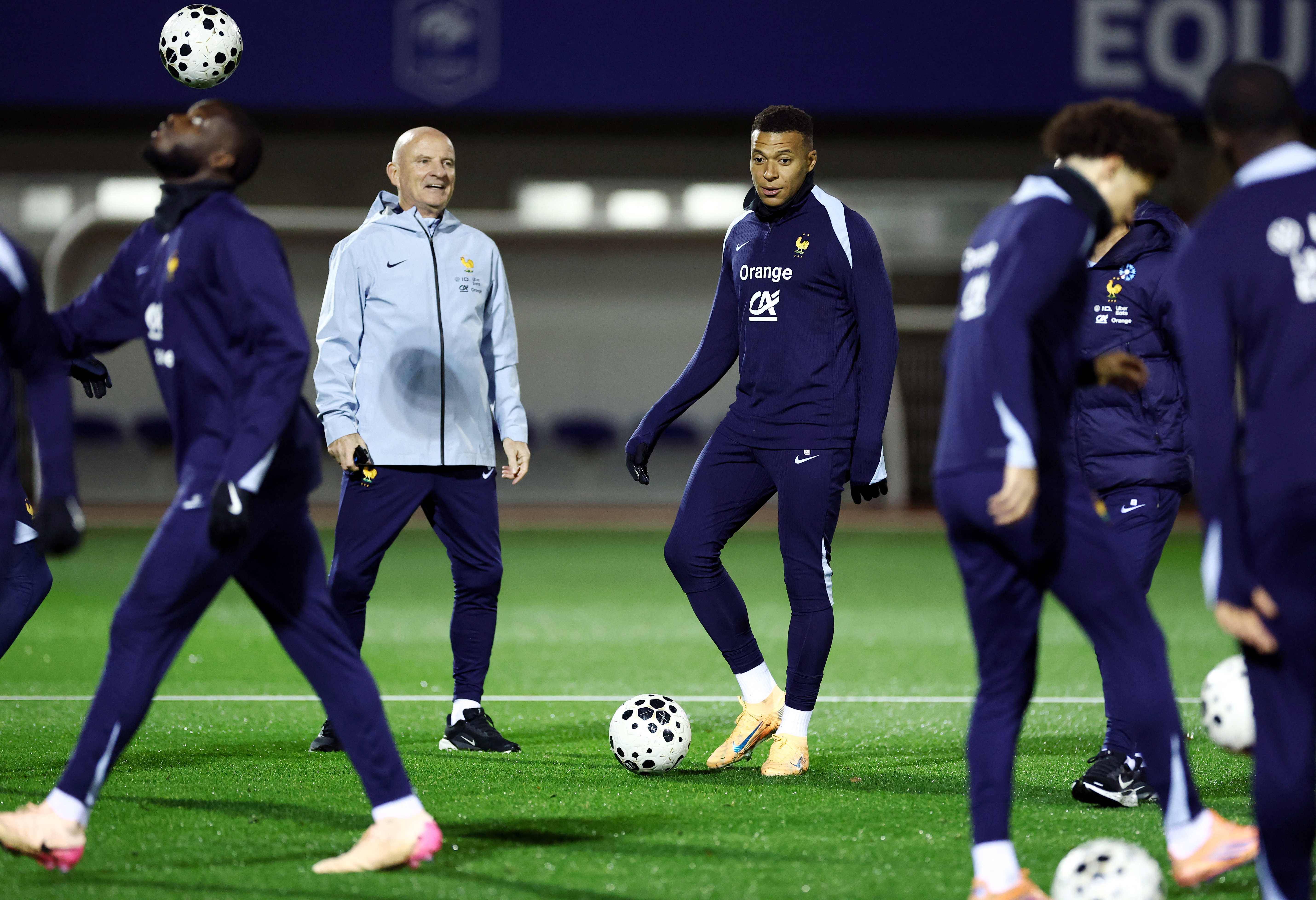 （外代二线）足球——世预赛：法国队赛前备战