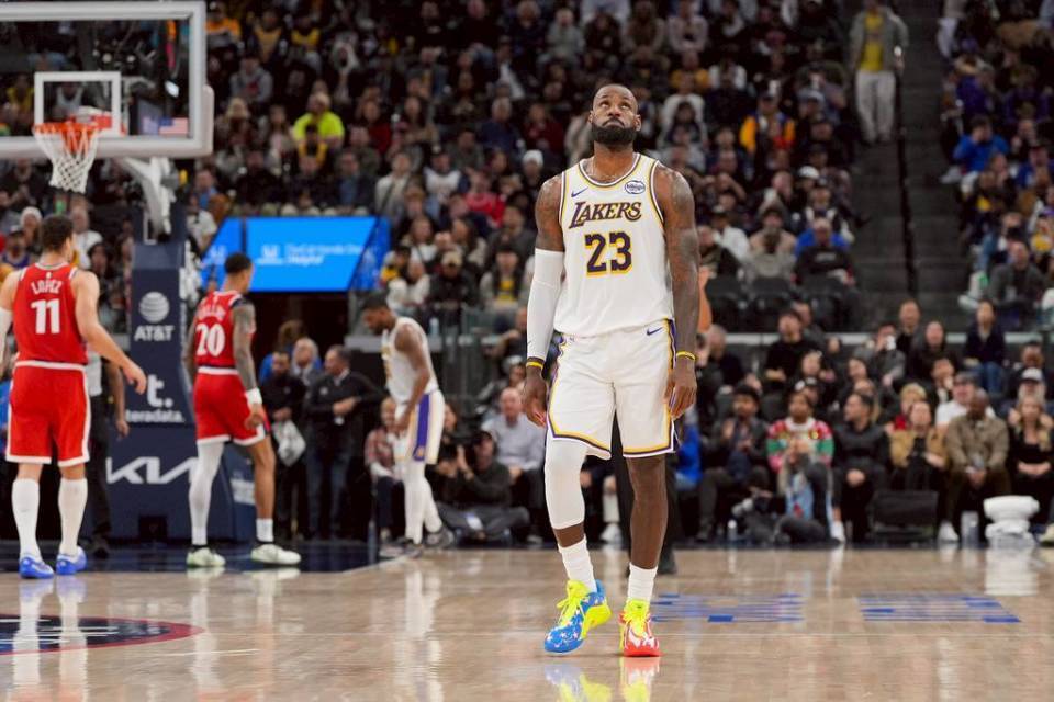 詹姆斯带队的湖人被打爆！主帅怒批没人想拼、防守悍将直呼烂透