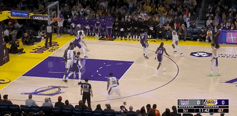 刚刚！湖人赢了！再见三连败，詹姆斯4个超级暴扣...