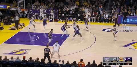 刚刚！湖人赢了！再见三连败，詹姆斯4个超级暴扣...