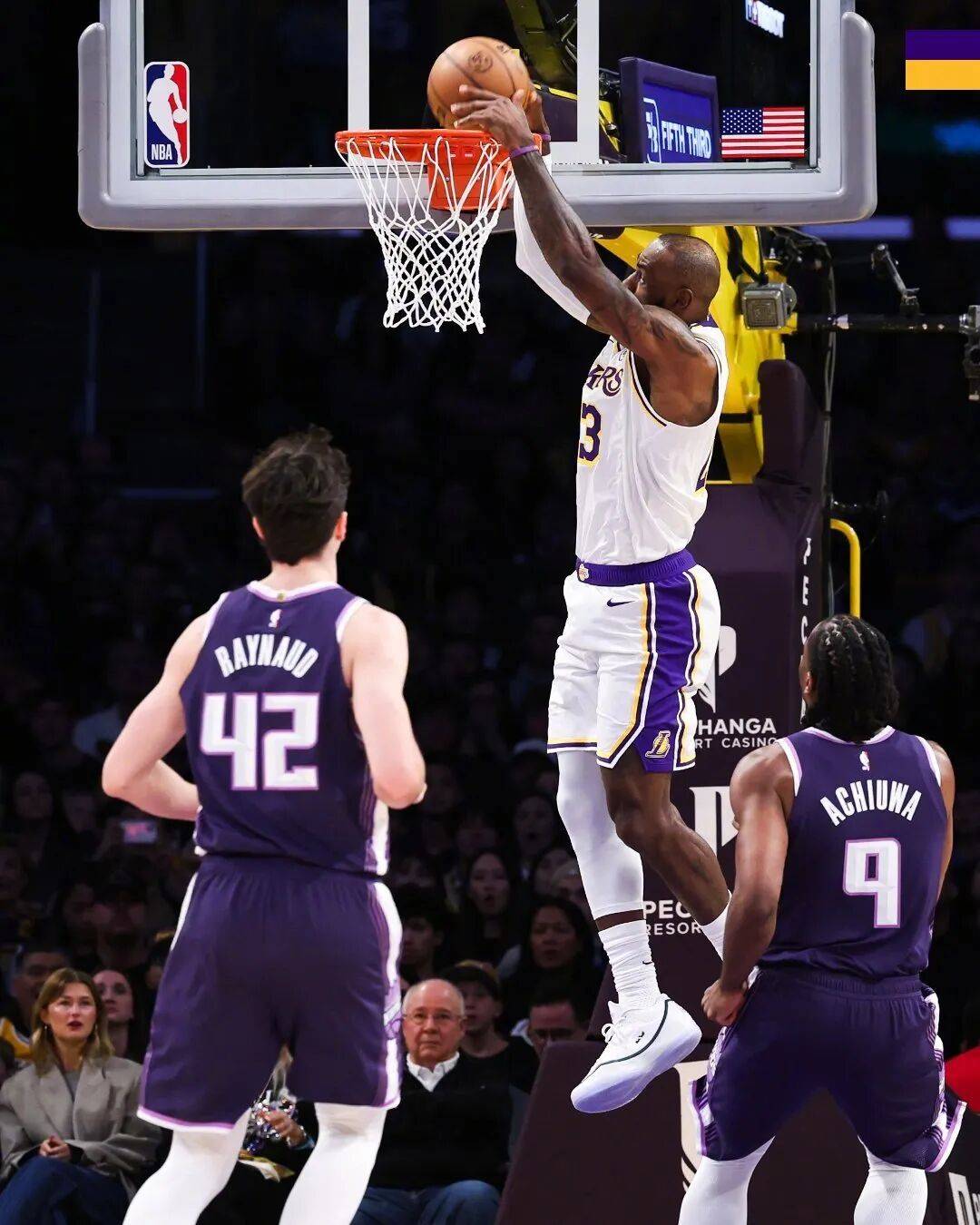 刚刚！湖人赢了！再见三连败，詹姆斯4个超级暴扣...