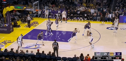 刚刚！湖人赢了！再见三连败，詹姆斯4个超级暴扣...