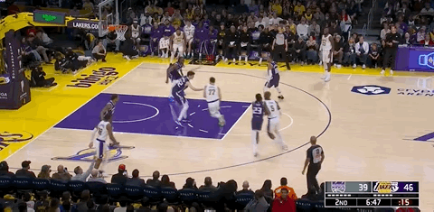 刚刚！湖人赢了！再见三连败，詹姆斯4个超级暴扣...