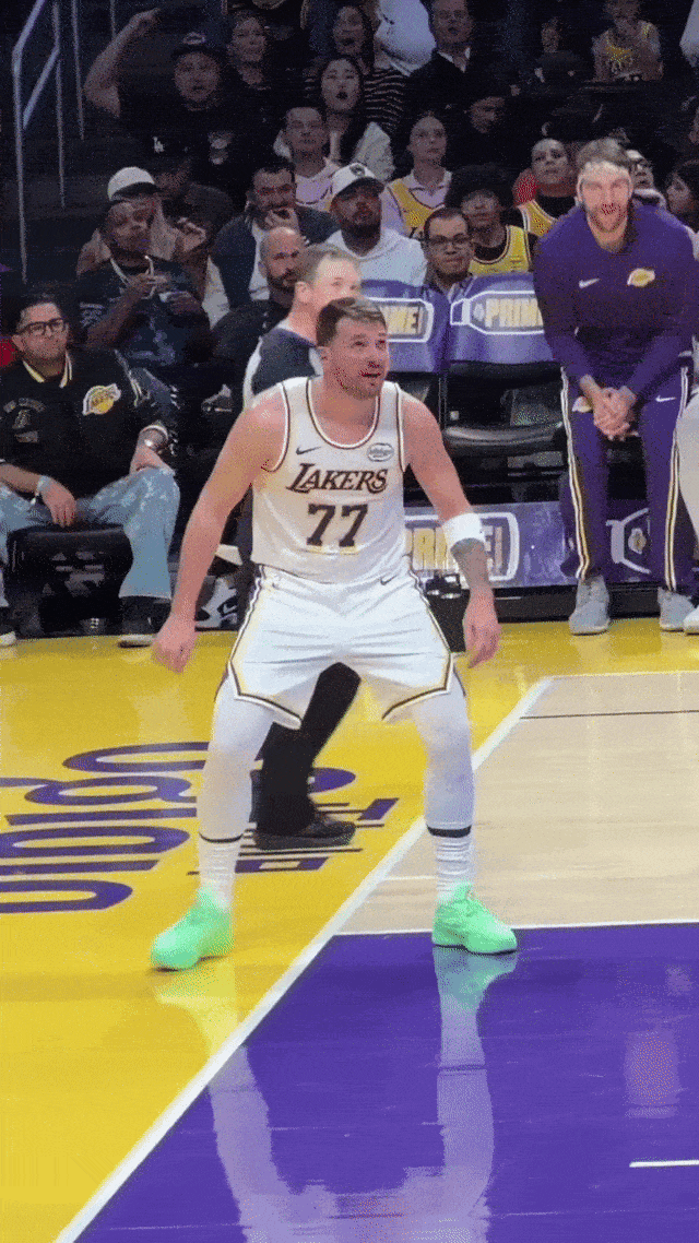 刚刚！湖人赢了！再见三连败，詹姆斯4个超级暴扣...