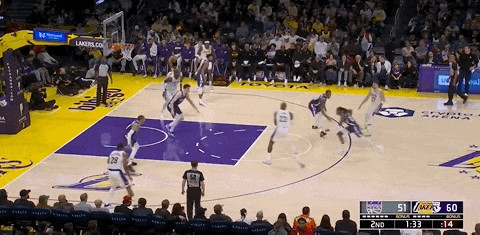 刚刚！湖人赢了！再见三连败，詹姆斯4个超级暴扣...