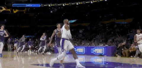 刚刚！湖人赢了！再见三连败，詹姆斯4个超级暴扣...