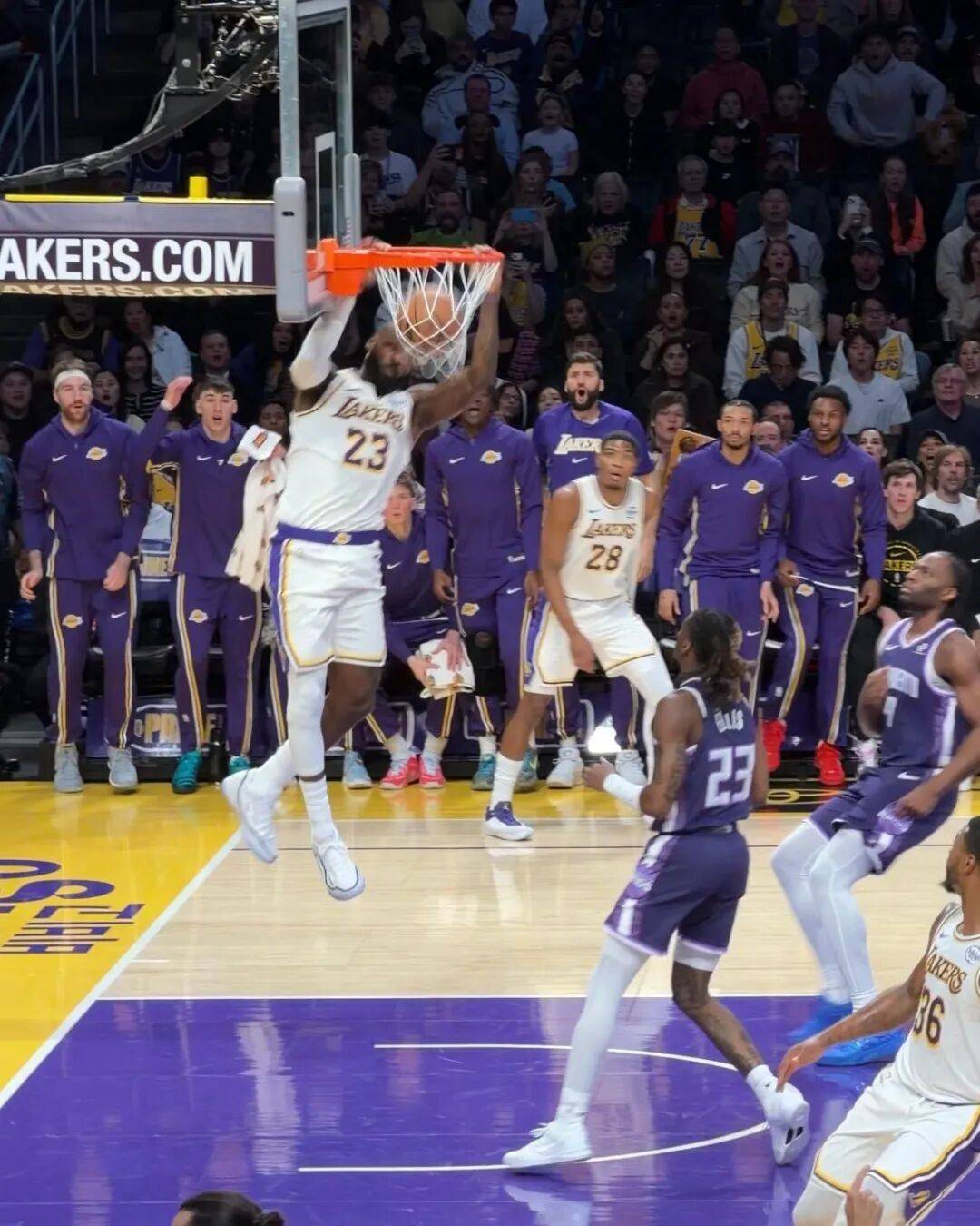 刚刚！湖人赢了！再见三连败，詹姆斯4个超级暴扣...