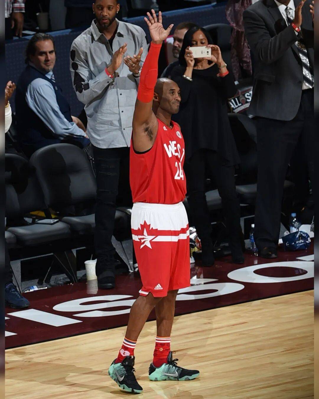 再度致敬科比！库里今天特别选用了这双鞋！