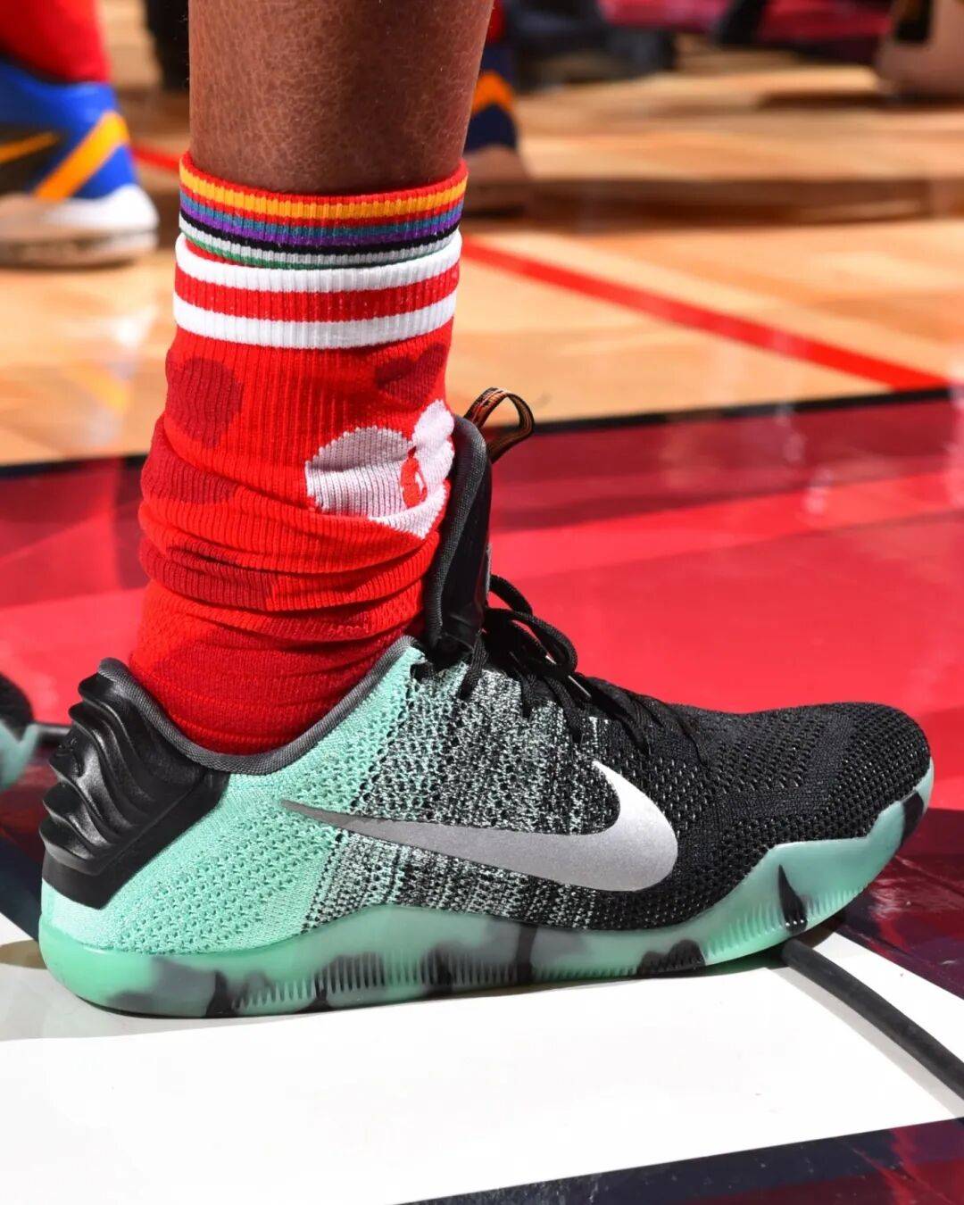 再度致敬科比！库里今天特别选用了这双鞋！