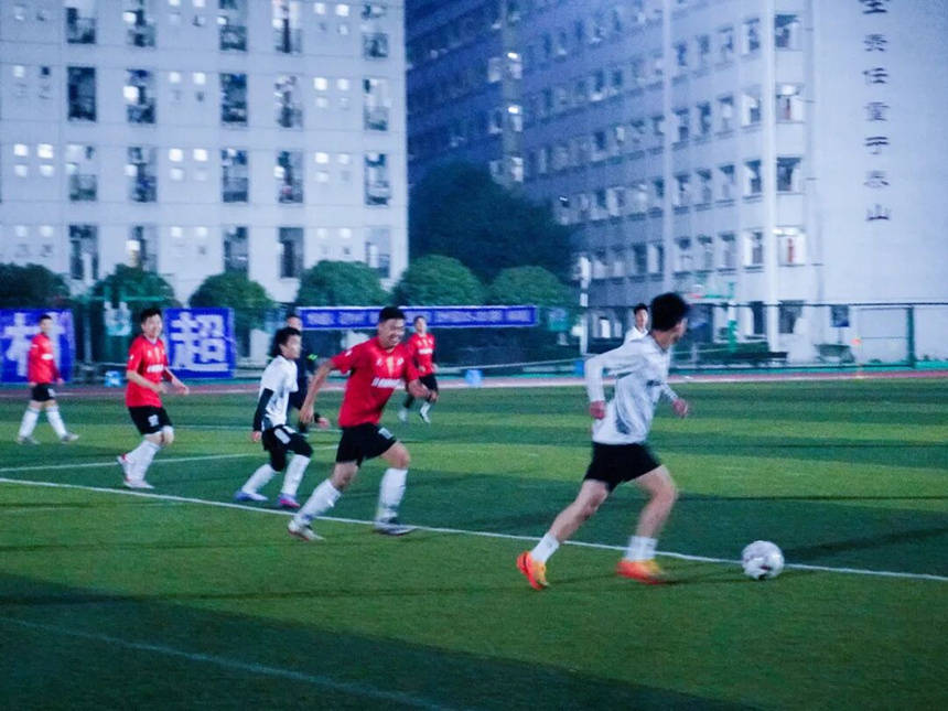 “村超”在桐梓一中“开踢”