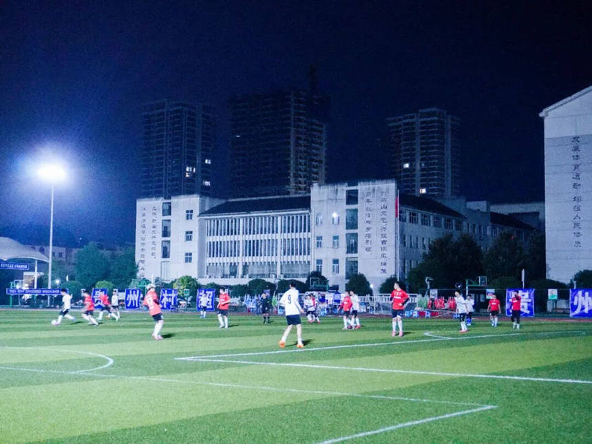 “村超”在桐梓一中“开踢”