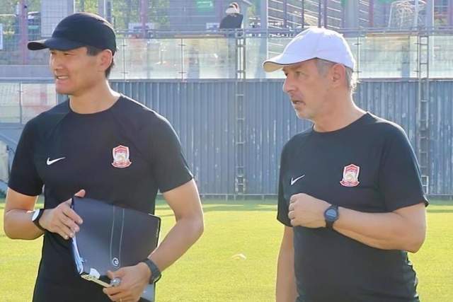 国足利好！65岁德甲教练确认辅佐邵佳一：曾为德国队工作！