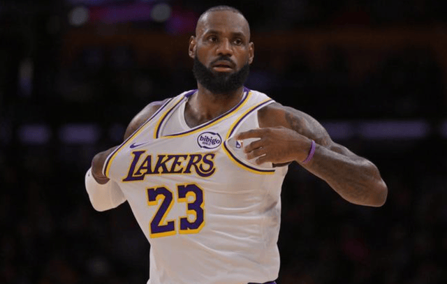 詹姆斯13中11高效表现回应雷迪克质疑，湖人问题球员其实是东契奇