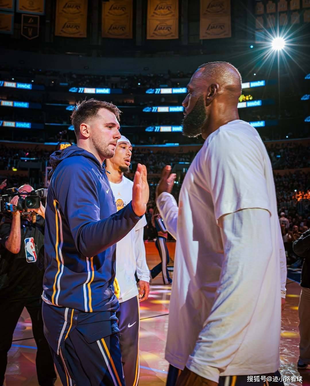 24分大胜国王！詹姆斯证明湖人大错特错，东契奇应跟他学如何争冠