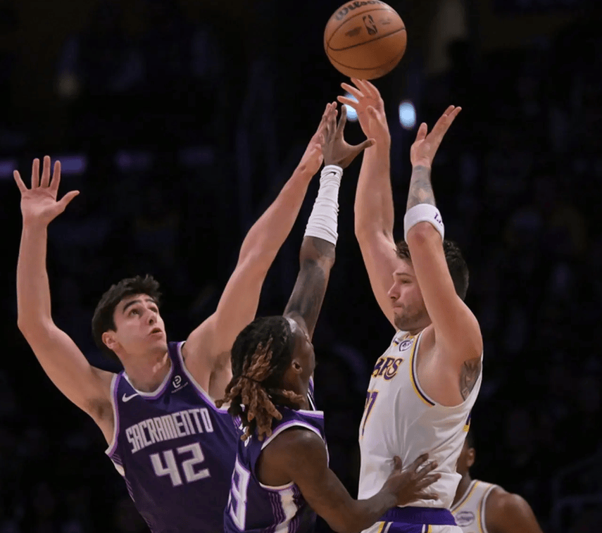 湖人赢球仍有隐患，东契奇犯一错误！詹姆斯创纪录，一人使用正确