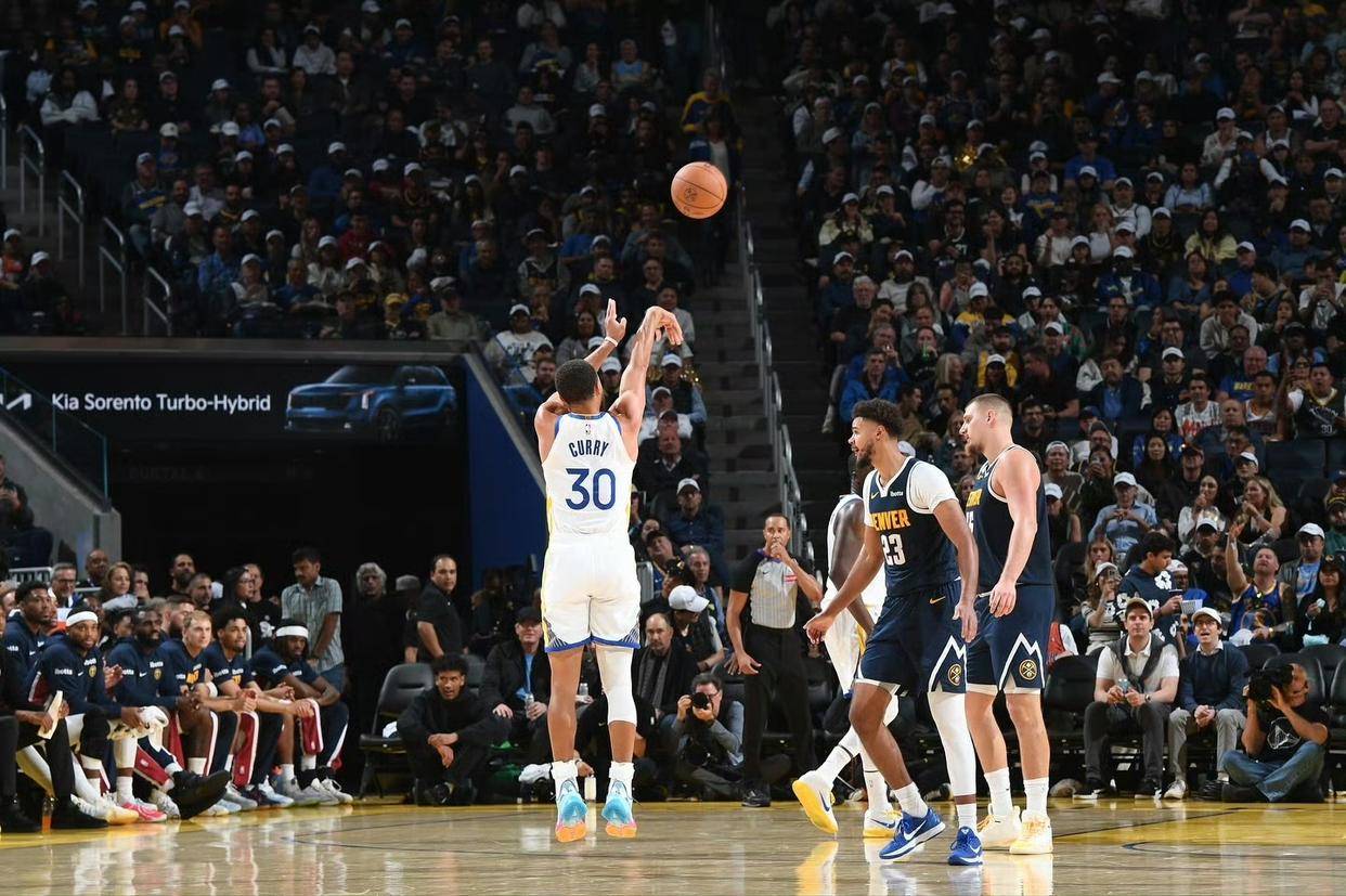 库里42分对飙戈登50分！勇士加时逆转掘金，超远三分绝平太逆天