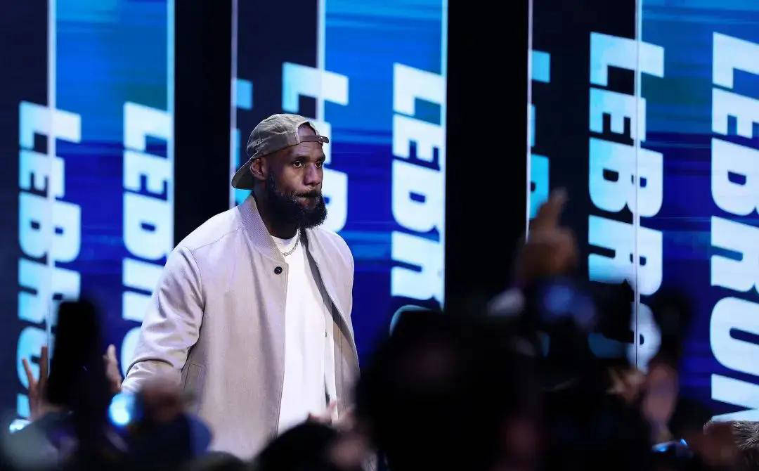 詹姆斯宣布休战季前赛，湖人支持备战新赛季