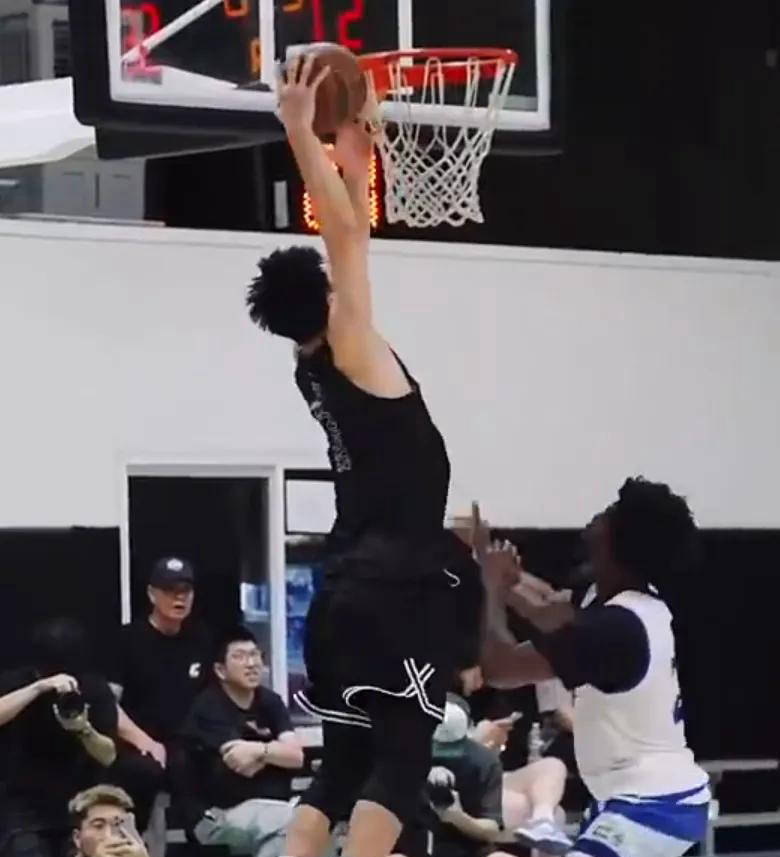 广州龙狮备战NBA季前赛，首战惜败洛杉矶球队