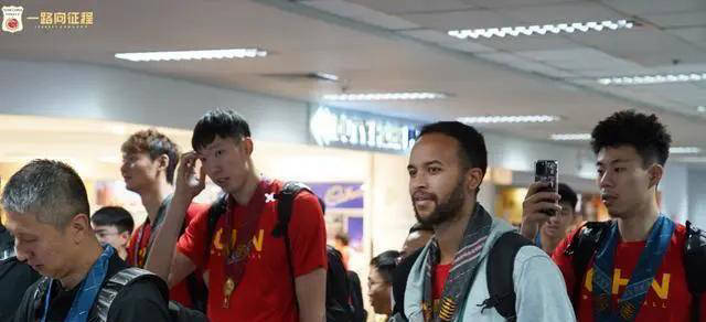 NBA季前赛：杨瀚森备战开拓者对阵爵士