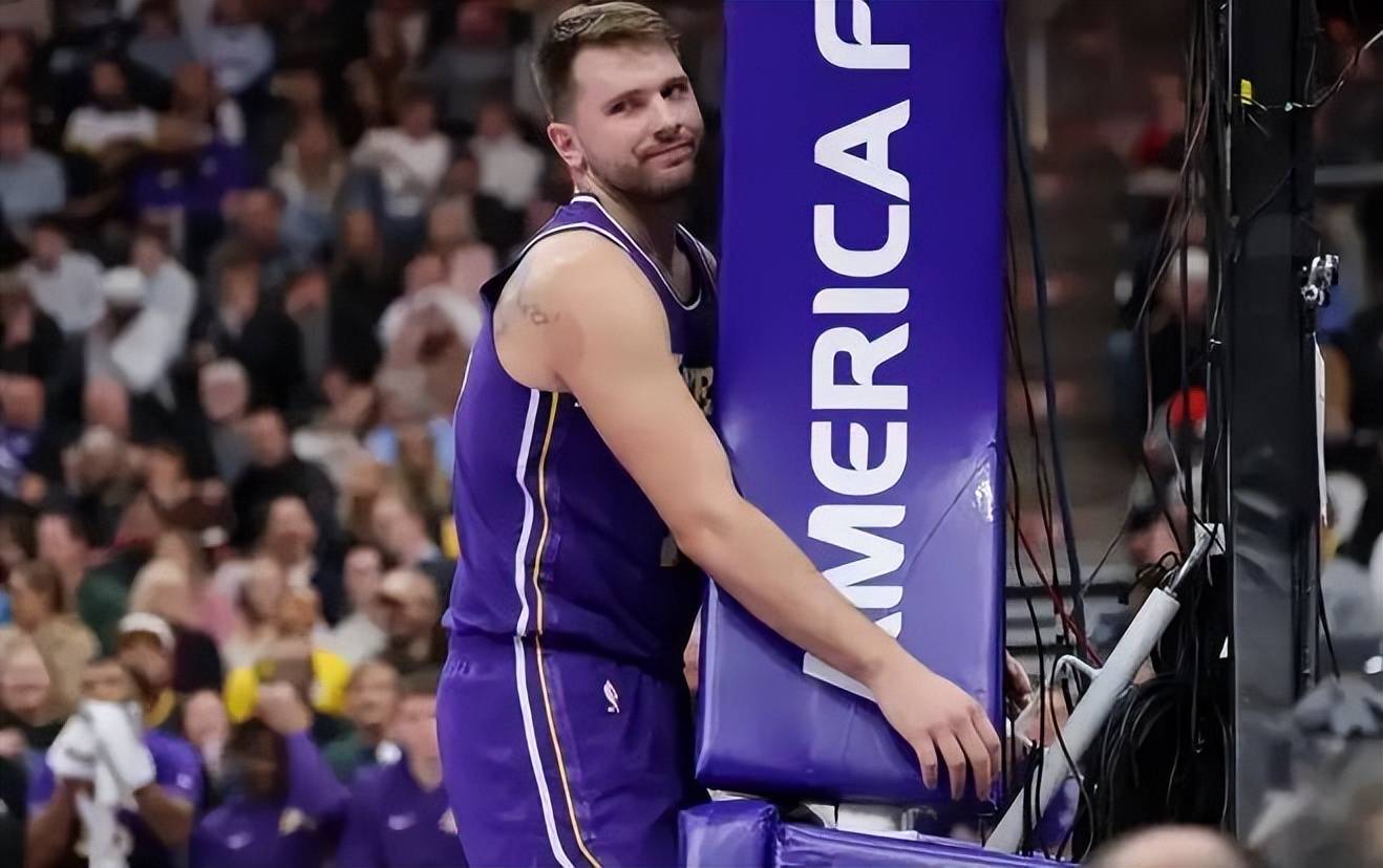 雷迪克竟敢公开“炮轰”詹姆斯!湖人换血第一枪,背后是管理层默许?