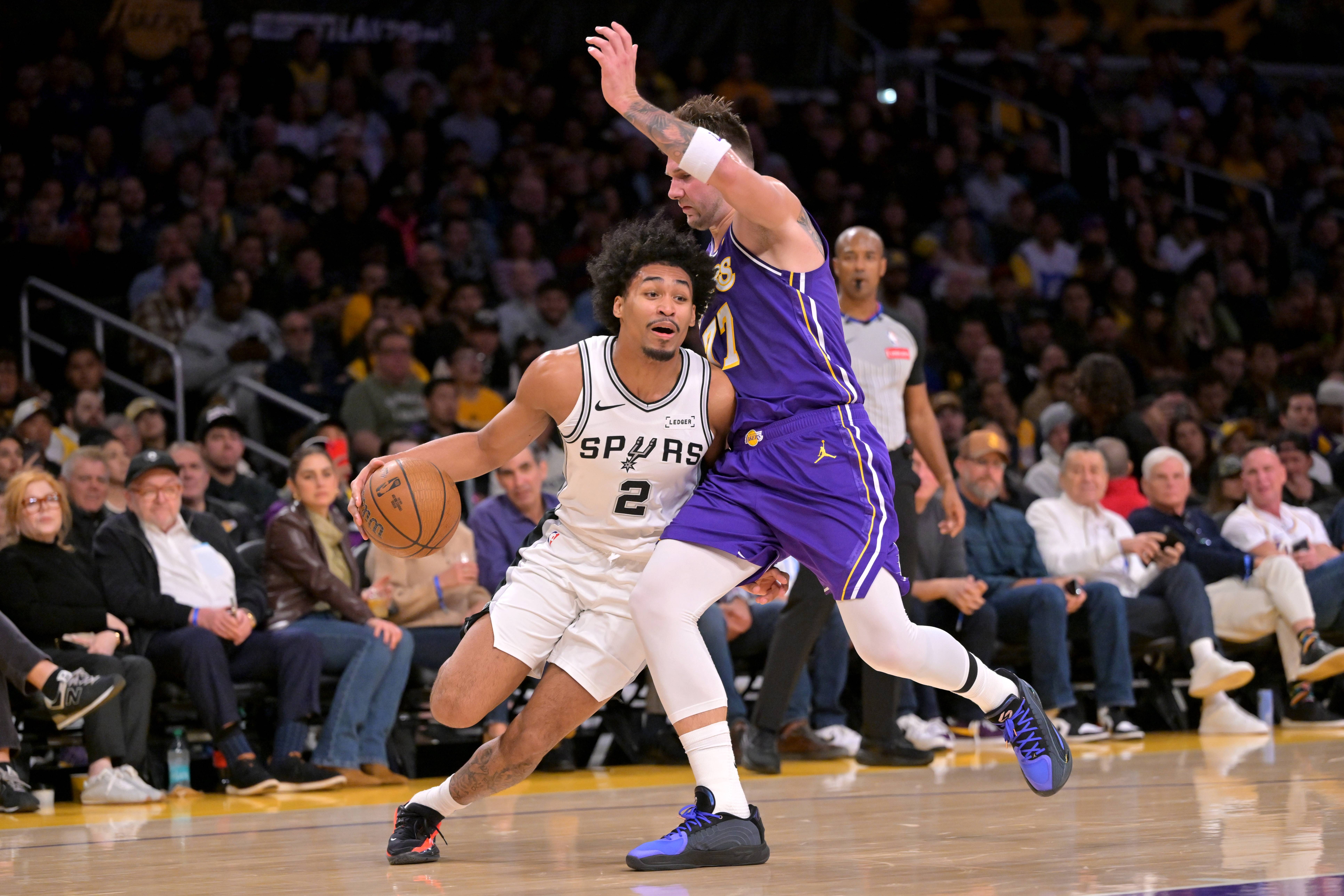 东契奇单打超远三分技惊四座