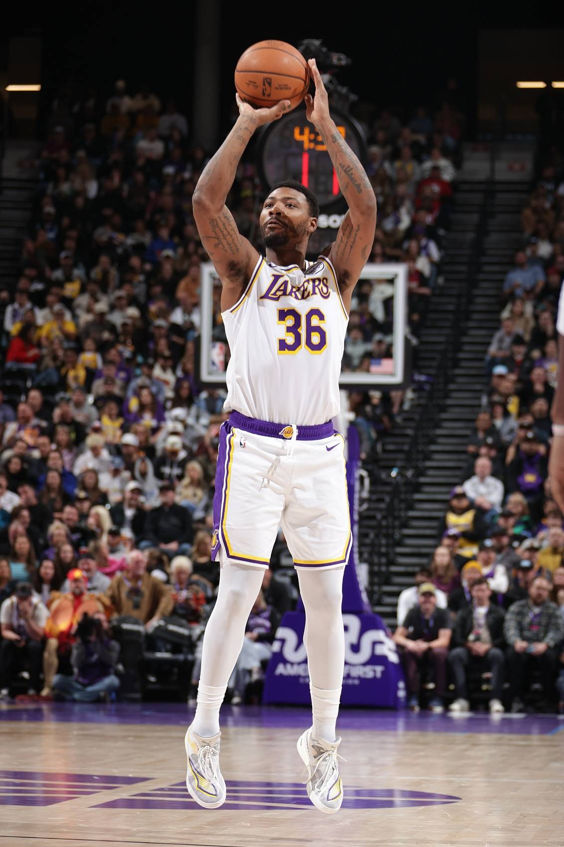 东契奇单打超远三分技惊四座