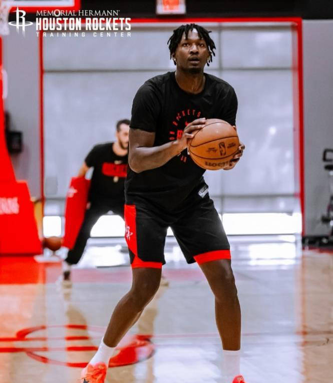 火箭队备战季前赛，32岁新援状态神秘