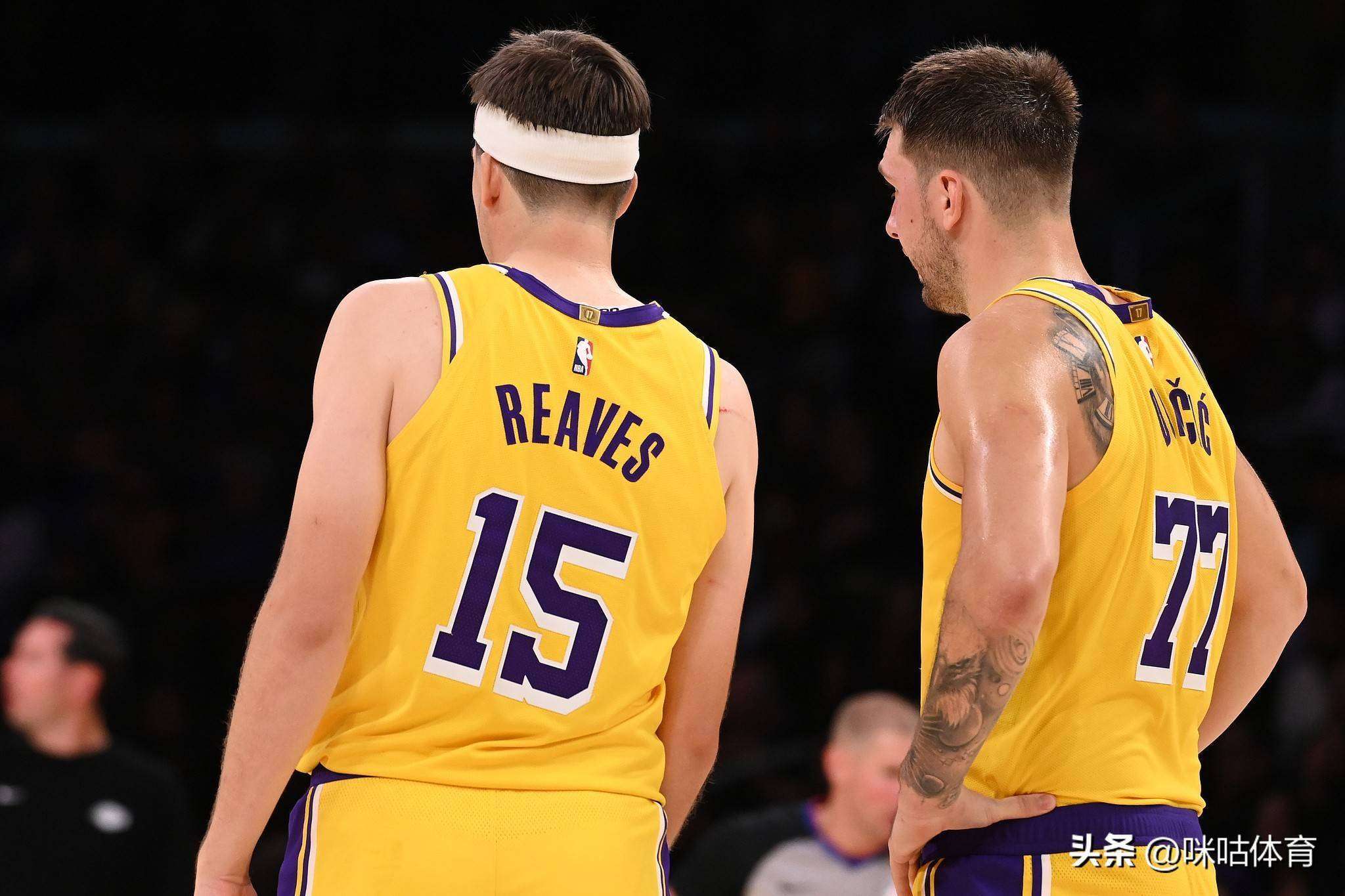 东契奇空砍43分，库里超远三分杀死比赛，勇士揭幕战赢下湖人