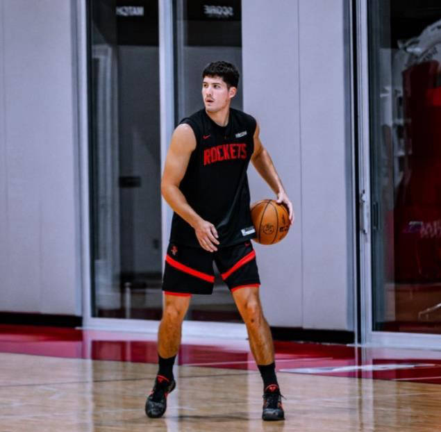 火箭队季前赛尝试多套阵容，备战常规赛