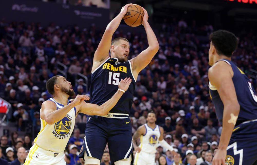 库里42分超远三拖加时，勇士险胜掘金；追梦五号位调防奏效，戈登50分