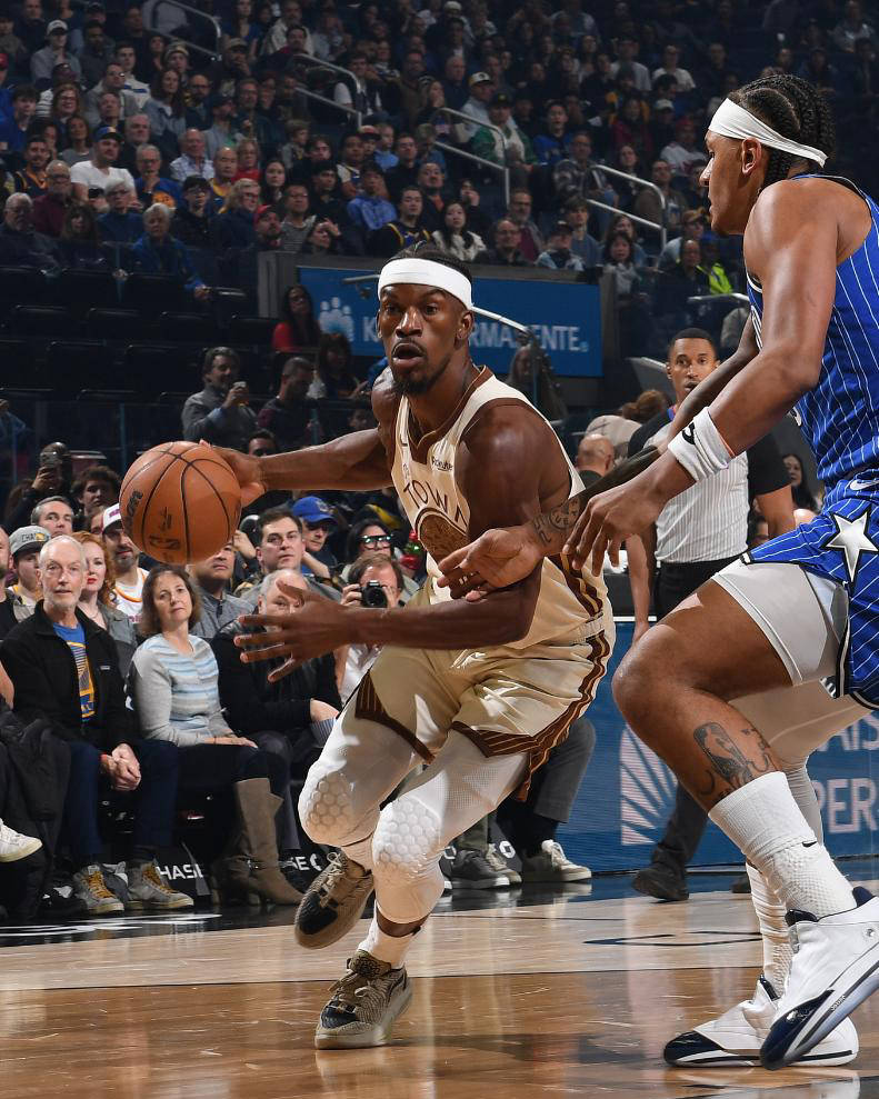 单节15分吹响反攻号角！库里半场低迷仍能调整 超远三分命中后笑容绽放