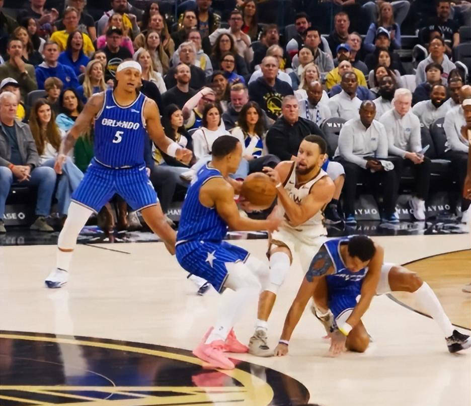 单节15分吹响反攻号角！库里半场低迷仍能调整 超远三分命中后笑容绽放