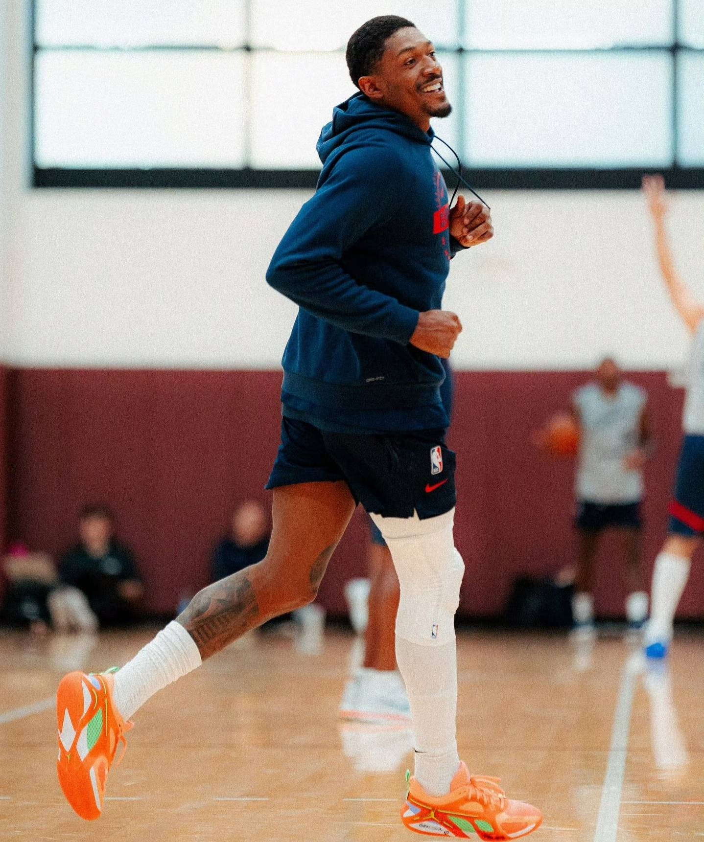 快船集结备战季前赛收官战，比尔复出迎首秀