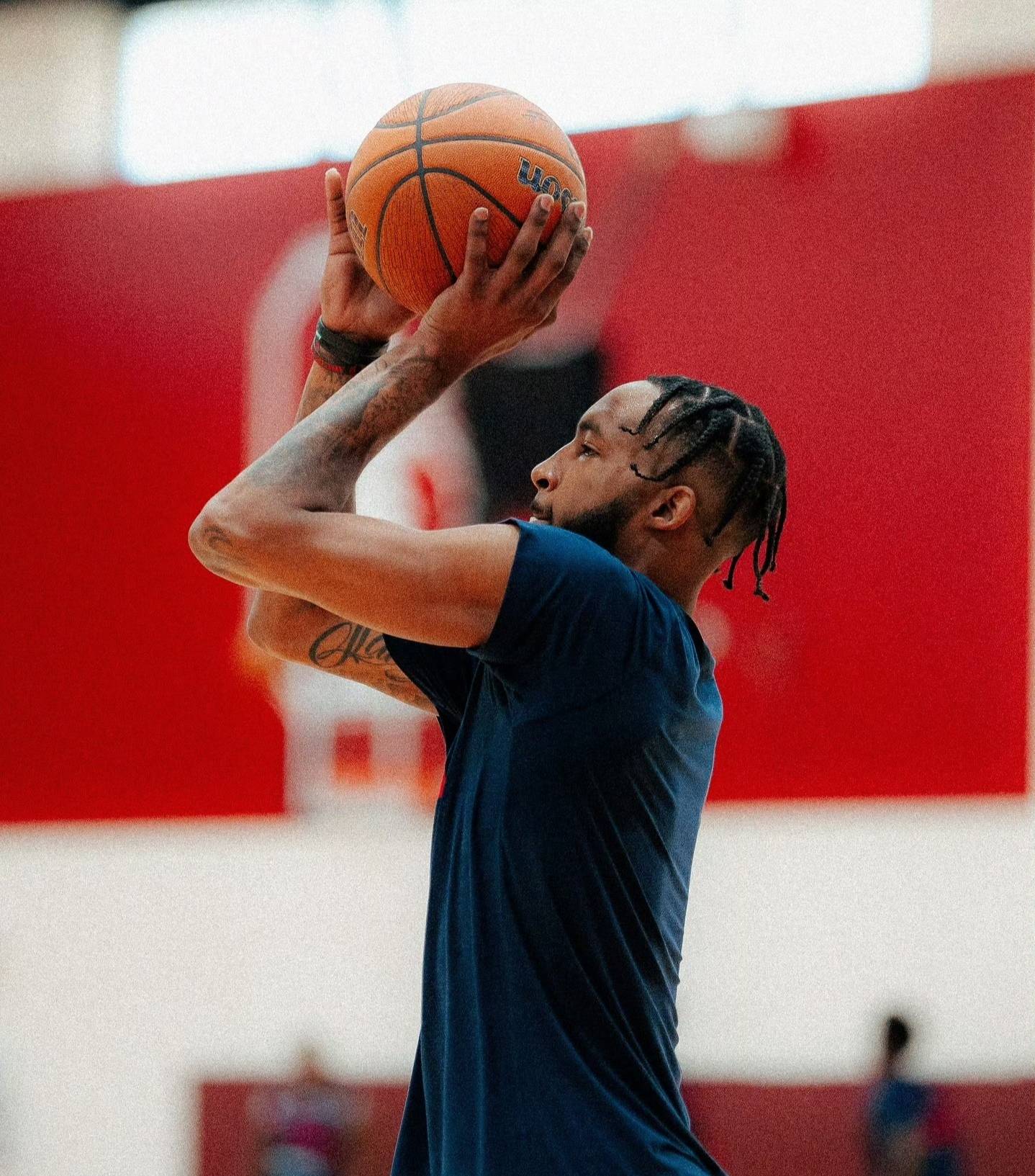 快船集结备战季前赛收官战，比尔复出迎首秀