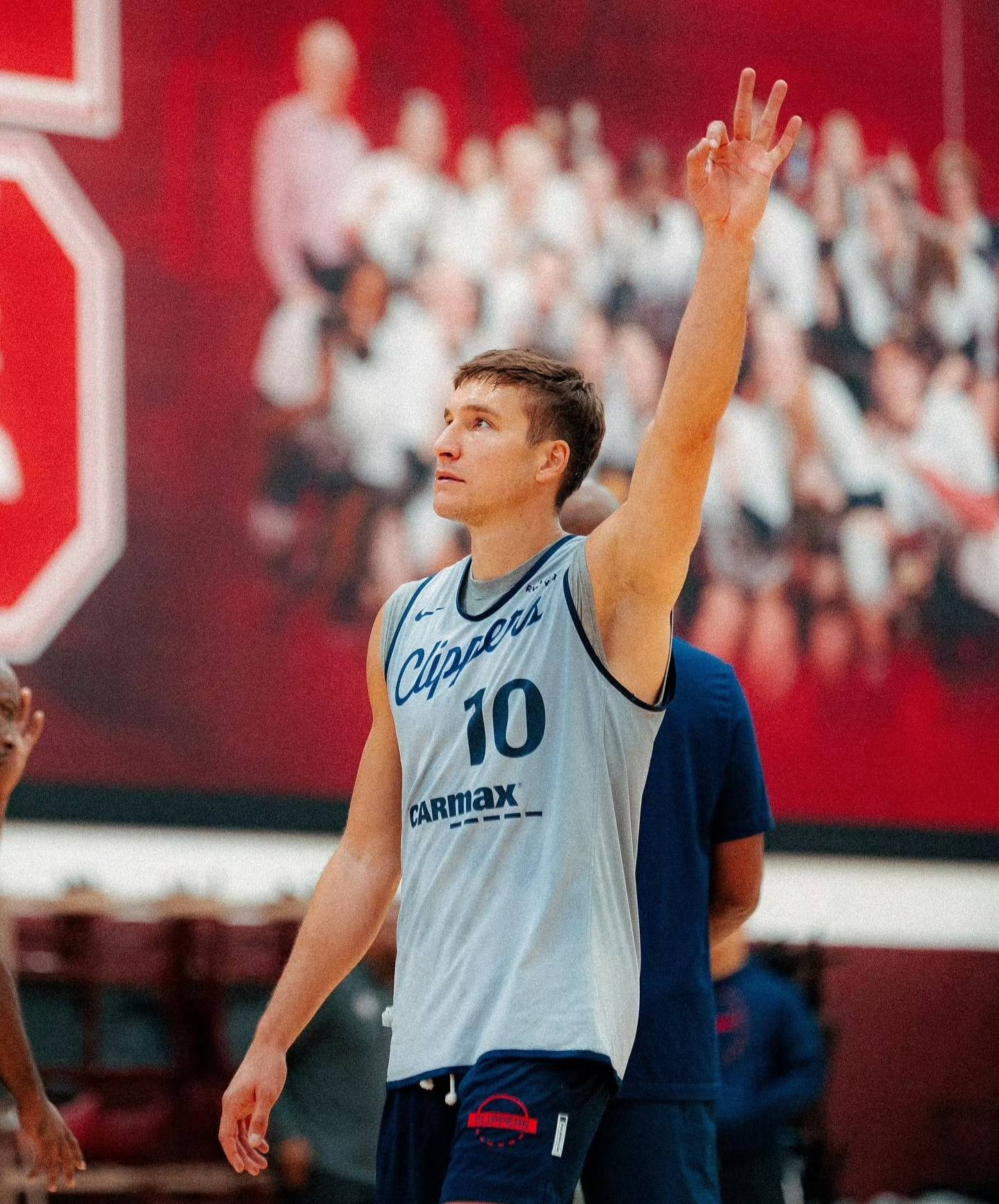 快船集结备战季前赛收官战，比尔复出迎首秀