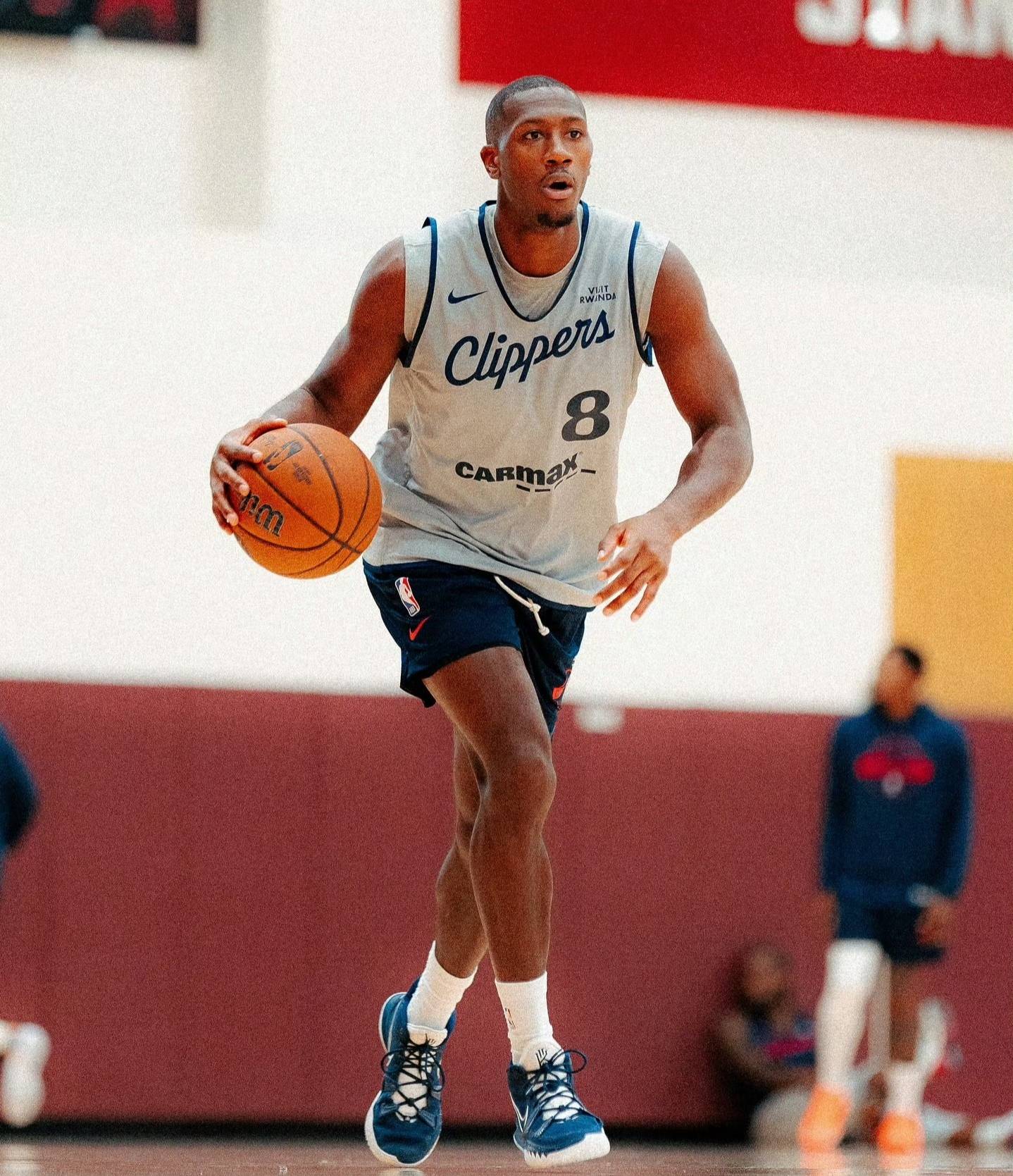 快船集结备战季前赛收官战，比尔复出迎首秀